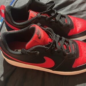 Nike court borough low 2 (gs)
Black/university red-white